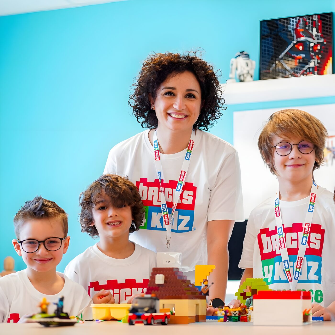 Enfants construisant en briques LEGO, atelier Bricks 4 Kidz