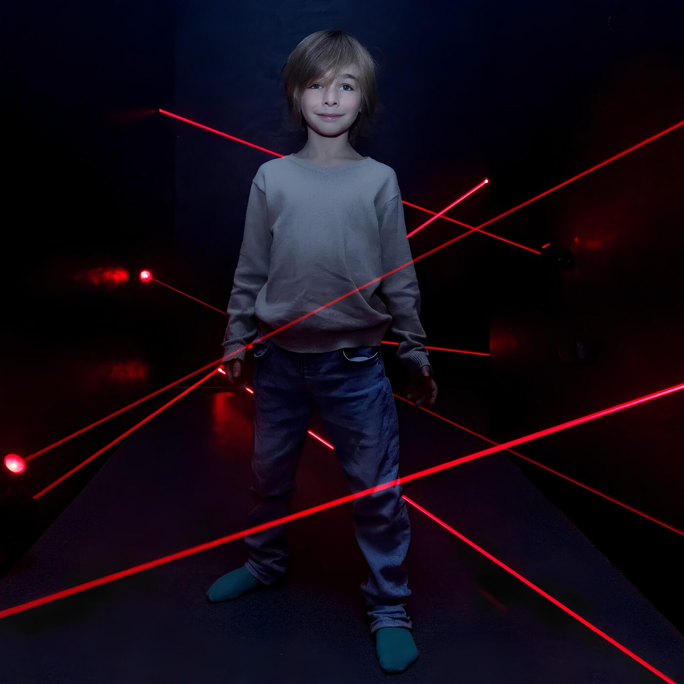 Salle de défis Cube Challenges avec faisceaux laser rouges