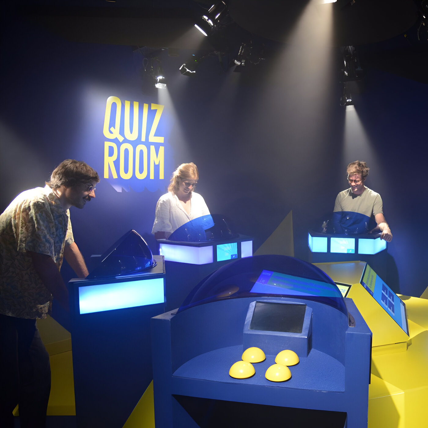 Plateau de jeu télévisé Quiz Room avec pupitres lumineux